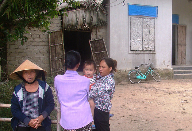 Rất nhiều người dân đến chia buồn gia đình anh Đồng khi có con gái bị chết