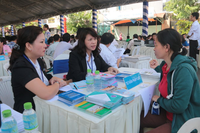 Người lao động được tư vấn pháp luật tại ngày hội - Ảnh: Ái Nhân