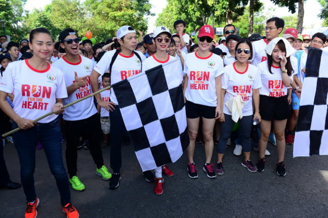 Đông đảo nghệ sĩ có mặt để cùng chạy gây quỹ- Ảnh: Quang Định