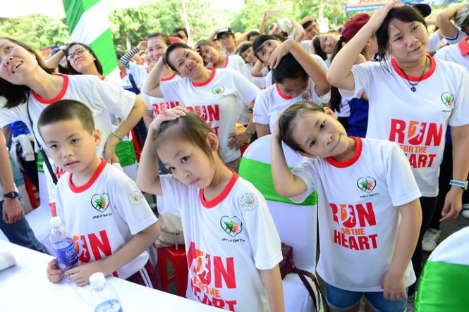 Các em nhỏ khởi động cổ trước khi chạy - Ảnh: Quang Định