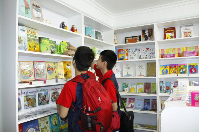 Học sinh Trường THPT Nguyễn Bỉnh Khiêm xem các phiên bản truyện Dế Mèn tại hiệu sách Dế Mèn - Ảnh: Đ.Triết