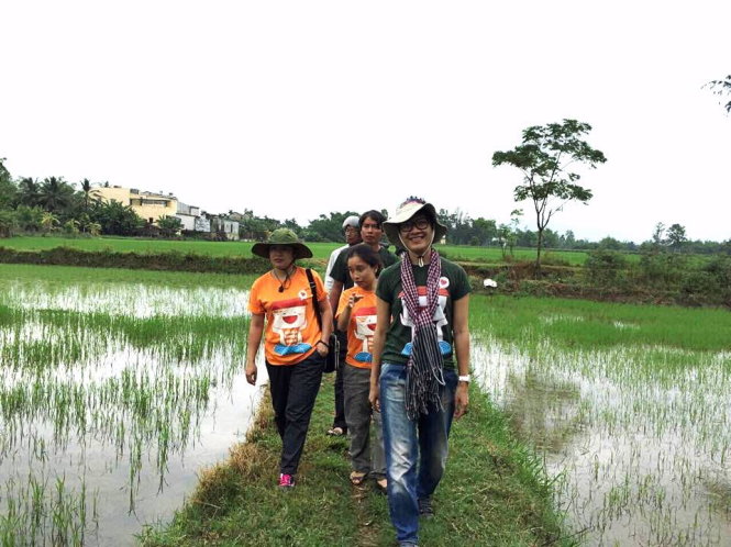 Hương Giang (đi đầu) và các thành viên của Nhà chống lũ khảo sát một dự án xây nhà ở Hà Tĩnh - Ảnh: NCL