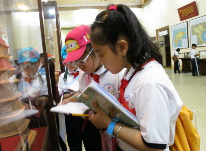 Các học sinh khối lớp 4 Trường tiểu học Lương Thế Vinh (Q.7, TP.HCM) đang tham gia chương trình ngoại khóa “Hành trình đến bảo tàng” nhằm vun bồi tình yêu lịch sử - Ảnh: Kim Anh
