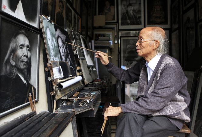 Ông Nguyễn Bảo Nguyên chuyên vẽ truyền thần ở số 47 Hàng Ngang. Ông đã làm nghề được hơn 40 năm, giờ ngoài 80 tuổi hàng ngày ông vẫn miệt mài giữ nghềÔng Nguyễn Bảo Nguyên chuyên vẽ truyền thần ở số 47 Hàng Ngang. Ông đã làm nghề được hơn 40 năm, giờ ngoài 80 tuổi hàng ngày ông vẫn miệt mài giữ nghềÔng Nguyễn Bảo Nguyên chuyên vẽ truyền thần ở số 47 Hàng Ngang. Ông đã làm nghề được hơn 40 năm, giờ ngoài 80 tuổi hàng ngày ông vẫn miệt mài giữ nghề Ông Nguyễn Bảo Nguyên chuyên vẽ truyền thần ở số 47 Hàng Ngang. Ông đã làm nghề được hơn 40 năm, giờ ngoài 80 tuổi hàng ngày ông vẫn miệt mài giữ nghề - Ảnh: Lê Bích