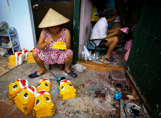 Tại căn gác nhỏ 73 Hàng Than-Hà Nội , hai vợ chồng ông Nguyễn Văn Hòa và bà Đặng Hương Lan đã gắn bó với công việc làm mặt nạ giấy bồi  35 năm. Ông Hoà làm mặt nạ thuần tuý theo lối thủ công truyền thống. Vì thế hàng nghìn chiếc mặt nạ làm ra không cái nào giống cái nào. Ông bảo: 