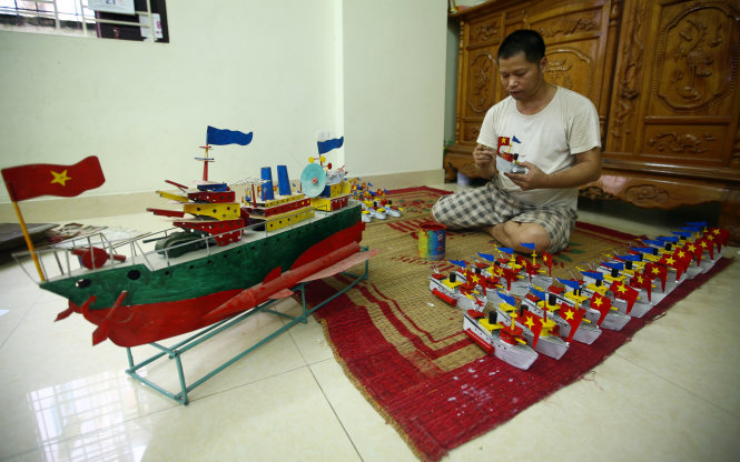 Ông Hùng (nhà số 30, ngõ 29/68 Khương Hạ, Thanh Xuân, Hà Nội), con trai của một nghệ nhân làm tàu thuỷ sắt tây, người nối nghiệp cha và là người thợ cuối cùng ở làng Khương Hạ còn làm nghề này. Ông Hùng làm quanh năm cung cấp cho các cửa hàng bán đồ lưu niệm cho người nước ngoài ở phố cổ và bán ở chợ Hàng Lược vào dịp Trung thu - Ảnh: Lê Bích