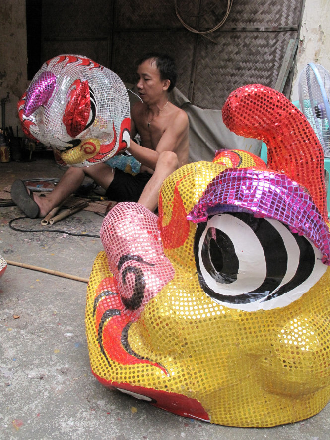 Tại số nhà 14, ngách 31, ngõ 105 Thụy Khê (Ba Đình, Hà Nội), ông Doãn Hải, người con trai kế nghiệp duy nhất của nghệ nhân Doãn Đại, vẫn còn làm đầu lân sư,  đầu rồng theo lối truyền thống. Hàng làm ra bày bán  tại 22A Phố Hàng Mã (Hoàn Kiếm, Hà Nội). Kế tục bí quyết làm đầu lân của bố, ông Hải còn nghiên cứu thay đổi vật liệu mới để đầu lân bền hơn và nhẹ hơn, phù hợp với người dùng và có thể làm số lượng lớn - Ảnh: Lê Bích