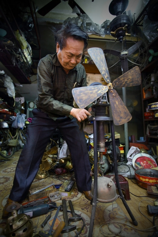 Ông Phúc 71 tuổi người chuyên sửa chữa, phục hồi và sưu tầm quạt điện cổ ở 2 Tạ Hiện, Hoàn Kiếm, Hà Nội . Nhà ông có nhiều quạt cổ nhất Hà Nội và được mọi người gán cho cái tên 