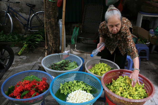 Nhà văn Băng Sơn viết: Đĩa hoa cúng thường có nhiều loại hoa, những bông hoa rời đặt lên cái đĩa nhỏ, khô, sạch. Có thể là bông huệ trắng muốt thơm ngát, một bông ngọc lan thơm nồng, một nhánh hoàng lan mềm mại, hương phảng phất.. Tùy theo mùa, theo thời tiết mà đĩa hoa cúng đầy hay vơi, có thứ này thứ nọ. Bà Thu trên phố Hàng Khoai-Hà NộI vẫn giữ cách bán hoa như thế từ năm 13 tuổi cho đến nay đã được 63 năm
