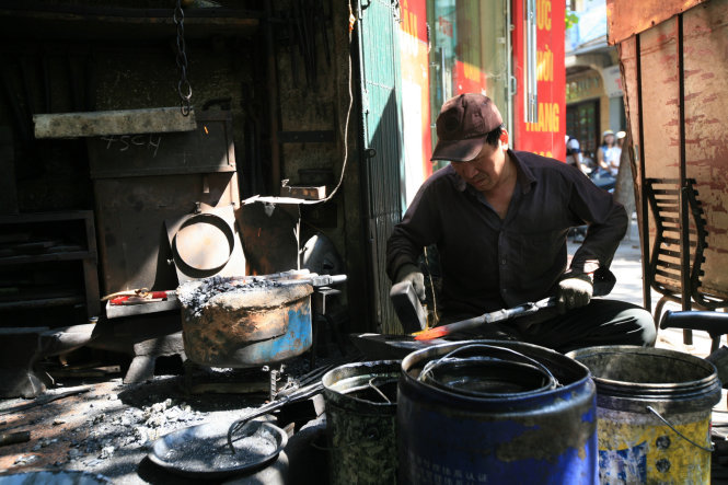 Ông  Nguyễn Phương Hùng 52 tuổi ở 26 phố Lò Rèn là một trong những người cuối cùng làm nghề rèn thủ công ở phố cổ Lò Rèn, Hà Nội. Gia đình 3 đời theo nghề này, nhưng hiện chỉ có ông Hùng nối nghiệp. Các cụ nhà ông vẫn truyền, trước đây người dân làng Canh (huyện Từ Liêm) có nghề đặt bễ rèn những đồ dân dụng bằng sắt. Họ gánh bễ đi khắp nơi rèn thuê nông cụ, đồ dùng gia đình cùng những vũ khí nhỏ. Về sau người làng Canh di cư lên Hà Nội, mở lò rèn làm nên phố Lò Rèn. Trước đó con phố này có tên là Hàng Bừa - Ảnh: Lê Bích