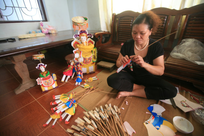 Giờ đây ở thôn Hậi Ái, xã Vân Canh, huyện Hoài Đức, Hà Nội vẫ còn gia đình chị Tuyến còn giữ lại nghề làm đồ chơi trung thu truyền thống và chị Tuyến vẫn tâm đắc nhất với hình ông tiến sĩ giấy.  Từ những miếng giấy màu cùng tre nứa vải lụa... dưới bàn tay khéo léo của chị ông tiến sỹ giấy được dựng lên nhìn oai phong sáng láng giống như trong bài vịnh của cụ Nguyễn Khuyến xưa : Cũng cờ, cũng biển, cũng cân đai, Cũng gọi ông nghè có kém ai. Mảnh giấy làm nên thân giáp bảng, Nét son điểm rõ mặt văn khôi Tấm thân xiêm áo sao mà nhẹ? Cái giá khoa danh thế mới hờ! Ghế tréo, lọng xanh ngồi bảnh chọe, Nghĩ rằng đồ thật hóa đồ chơi