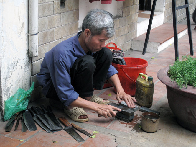 Một người ngoại tỉnh chuyên làm nghề mài dao kéo được 10 năm. Ông kể : 