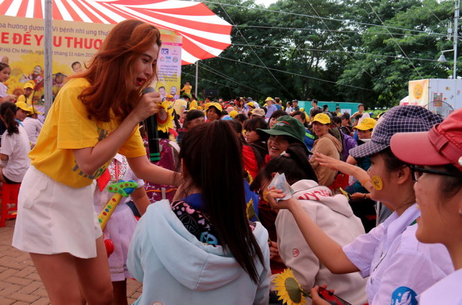 Các ca sĩ vừa kêu gọi sự ủng hộ của khán giả với chương trình bằng cách mua các đóa hoa hướng dương - Ảnh: Diệu Nguyễn