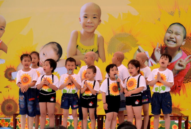 Các bệnh nhi biểu diễn bài Chú ếch con tại ngày hội - Ảnh: Đoàn Từ Duy