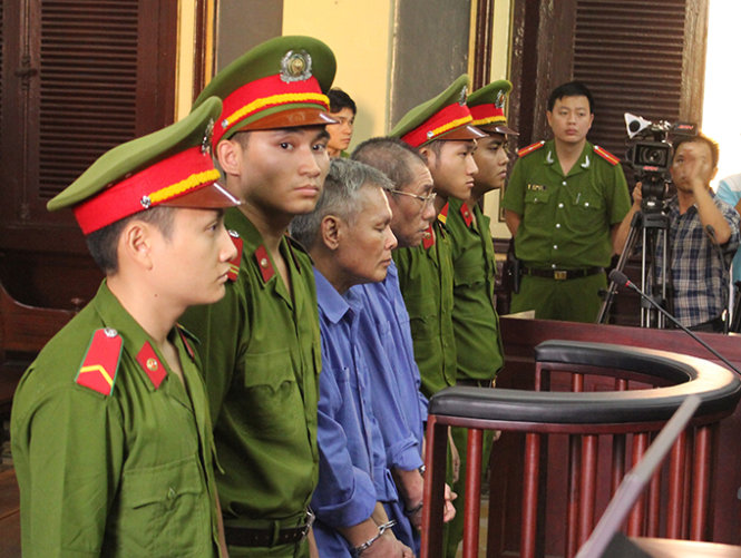 Bị cáo Hảo (ngoài) và bị cáo Hai đang nghe tuyên án - Ảnh: Tuyết Mai