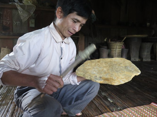 ...và thử một phiến đá để thẩm âm và chế tác đàn đá - Ảnh: Tấn Vũ