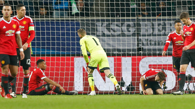 Sự thất vọng của các cầu thủ M.U khi bị Wolfsburg ghi bàn - Ảnh: Reuters