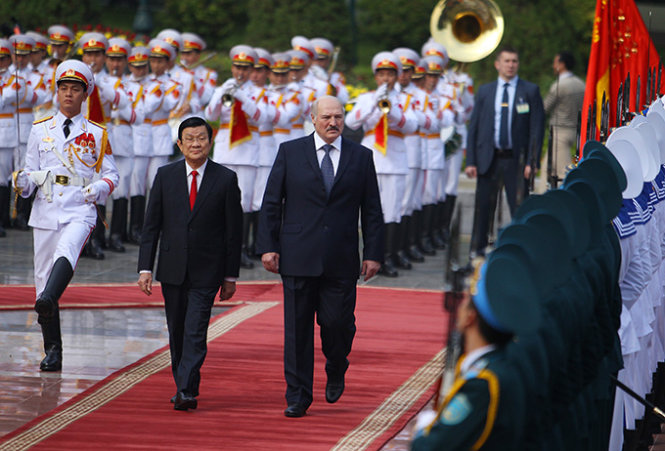 Chủ tịch nước Trương Tấn Sang và Tổng thống công hoà Belarus Alexander Lukashenko  duyệt đội danh dự trong lễ đón chính thức tại Phủ chủ tịch vào chiều 9-12 - Ảnh: Nguyễn Khánh