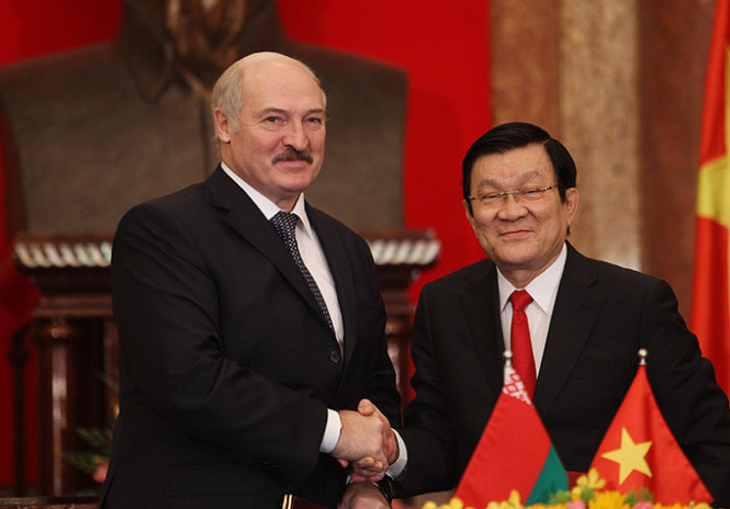 Chủ tịch nước Trương Tấn Sang và Tổng thống công hoà Belarus Alexander Lukashenko trong lễ đón chính thức tại Phủ chủ tịch vào chiều 9-12 - Ảnh: Nguyễn Khánh