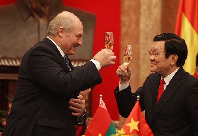 Chủ tịch nước Trương Tấn Sang và Tổng thống công hoà Belarus Alexander Lukashenko nâng ly chúc mừng sau khi hai nước kết thúc việc ký kết nhiều văn kiện quan trọng - Ảnh: Nguyễn Khánh