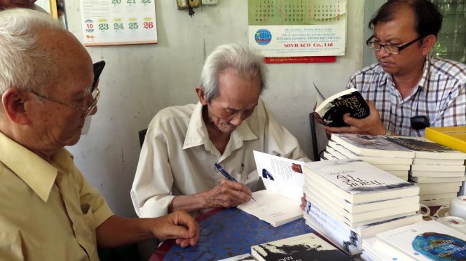 Nhà văn Trang Thế Hy ký tặng bạn bè nhân dịp NXB Trẻ ra mắt loạt sách mua bản quyền của ông. Ảnh: L.Điền