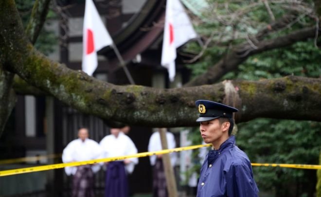 An ninh tại ngôi đền Yasukuni được tăng cường sau vụ tấn công ngày 23-11 - Ảnh: AP