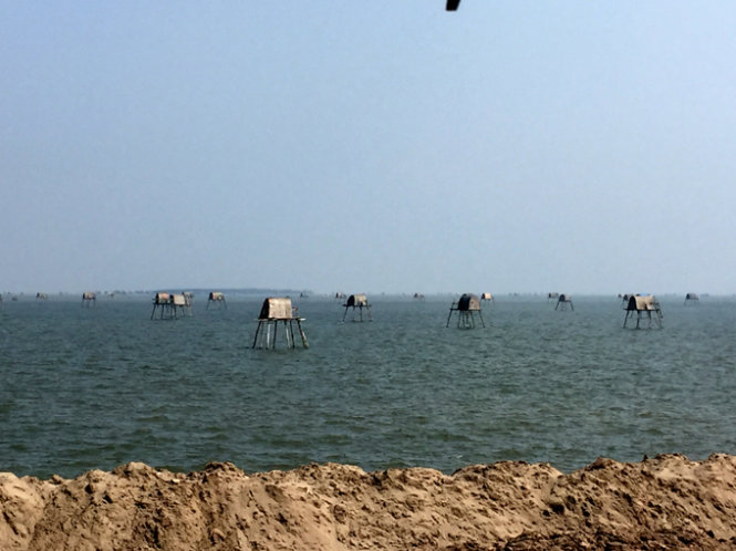 Những chòi ngao trên bãi biển Đồng Châu
