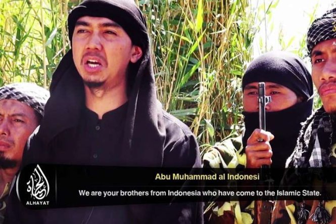 Một nhóm người Indonesia xuất hiện trong đoạn phim do IS tung ra nói rằng những người này đã gia nhập IS - Ảnh:Straits Times