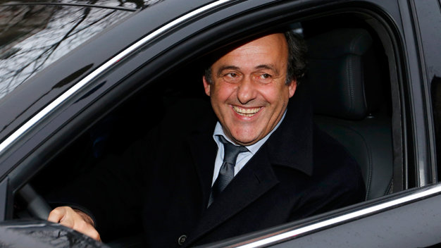 Ông Michel Platini sau khi rời trụ sở CAS vào ngày 8-12 - Ảnh: Reuters