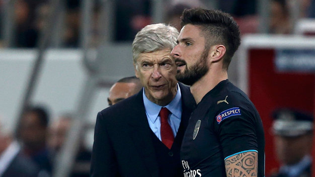 Giroud (phải) và HLV Wenger trong trận Arsenal thắng Olimpiakos 3-0 - Ảnh: Reuters