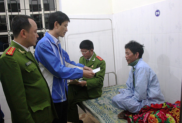 Công ty xăng dầu Hà Tĩnh thăm hỏi nạn nhân trong vụ sập giàn giáo - Ảnh: Doãn Hòa