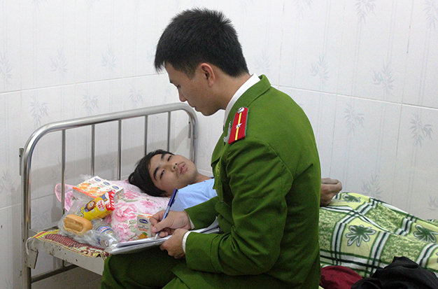 Anh Nguyễn Văn Tạo kể lại sự việc với cơ quan công an - Ảnh: Doãn Hòa
