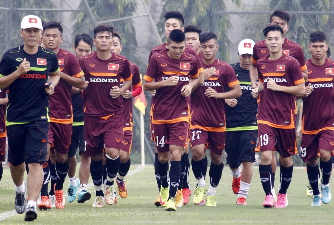 Cựu danh thù Trần Công Minh (bìa trái) cùng U-23 VN tập luyện tại Hà Nội để chuẩn bị cho vòng chung kết U-23 châu Á vào tháng 1- 2016. Ảnh: DƯƠNG MINH