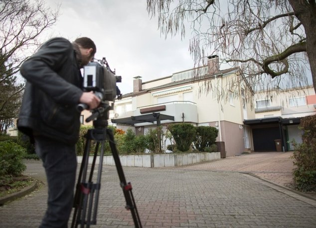 Một người đang quay phim tại ngôi nhà ở Sulzbach hôm 9-12 sau khi cảnh sát phát hiện người được cho là nạn nhân thứ hai - Ảnh: AFP