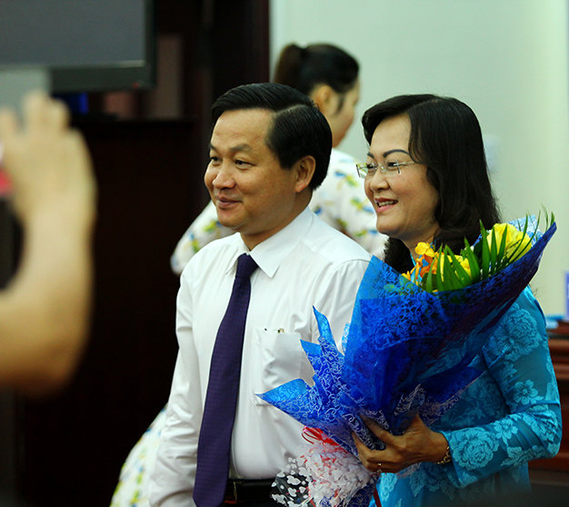 Ông Lê Minh Khái, bí thư Tỉnh ủy Bạc Liêu (trái), tặng hoa chúc mừng tân chủ tịch HĐND tỉnh Bạc Liêu Lê Thị Ái Nam sáng 10-12 - Ảnh: C.Quốc 