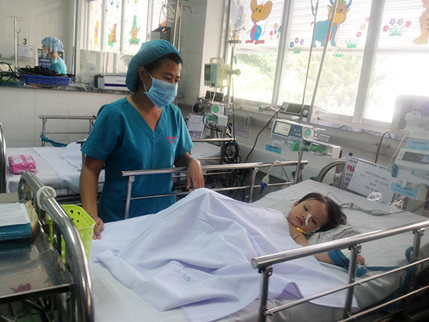 Bé Đ.M.A, 18 tháng tuổi (ở Tiền Giang) đang nằm điều trị tại Bệnh viện Nhi Đồng 1 TP.HCM.