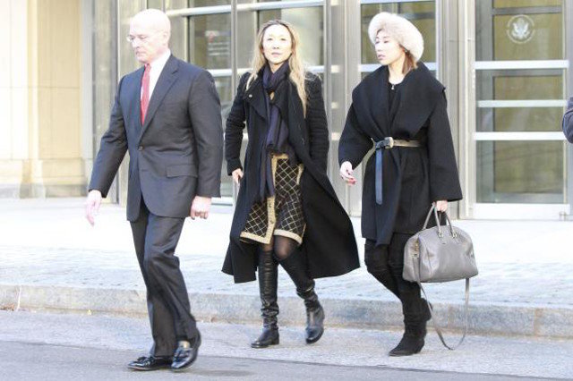 Bà Hong Yang (giữa) rời tòa án sau khi bị kiện tội hối lộ nhân viên hải quan - Ảnh: NEW YORK DAILY NEWS