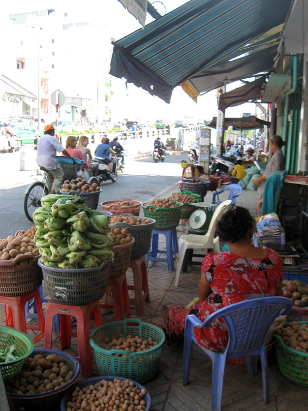 Quày bán rau cải Đà lạt bên lề đường của chợ Cầu Muối ngày nay, không còn mua bán ầm út, không còn lo bảo kê - Ảnh: Hồ Tường