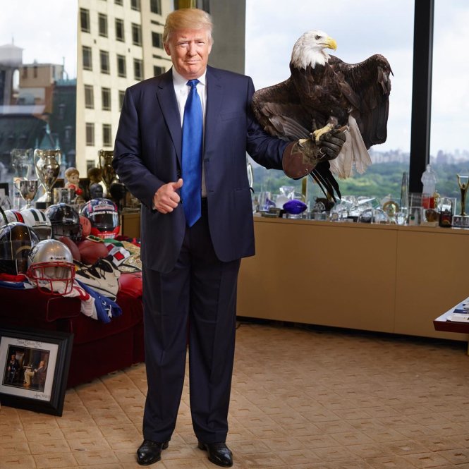 Cuối cùng ông Trump vẫn chụp được ảnh với đại bàng - Ảnh: BoredPanda