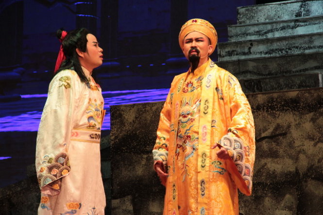 Quang Khải (vai Trần Nhân Tông về già) cùng vua Trần Anh Tông (Văn Đáng đóng) - Ảnh: Nguyễn Lộc