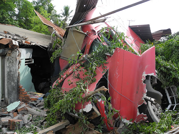 Xe container tông sập nhà, đè chết 2 người đang ngủ - Tuổi Trẻ Online