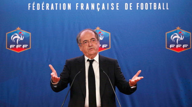 Chủ tịch Liên đoàn bóng đá Pháp, Noel Le Graet trong buổi họp báo công bố án phạt Karim Benzema - Ảnh: Reuters
