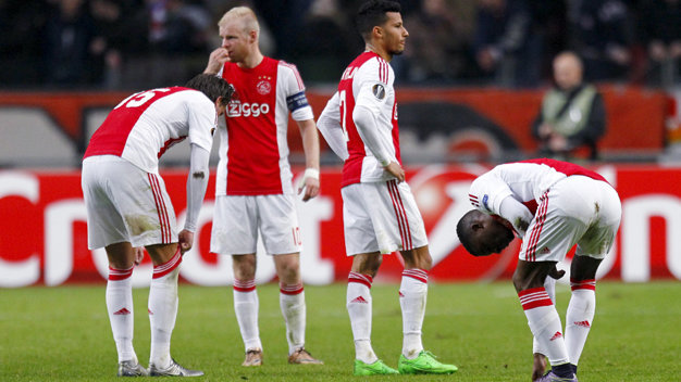 Sự thất vọng của các cầu thủ Ajax khi không thể vượt qua vòng bảng Europa League - Ảnh: Reuters
