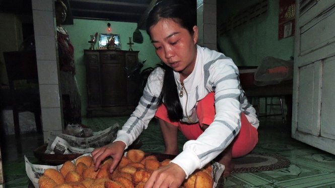 Chị Liên - vợ anh Đức với công việc bán bánh tiêu hàng ngày - Ảnh: Sơn Lâm