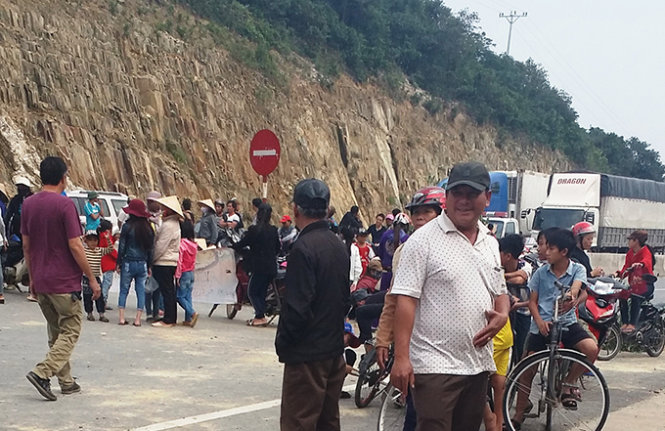 Hàng trăm người dân thôn Đông Yên, xã Kỳ Lợi kéo nhau ra quốc lộ 1 chặn đường phản đối công an bắt người - Ảnh: Hồ Văn