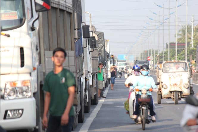 Xe tải đậu thành hàng dài trên đường dẫn đường cao tốc TP.HCM - Trung Lương sáng 11-10  - Ảnh MẬU TRƯỜNG