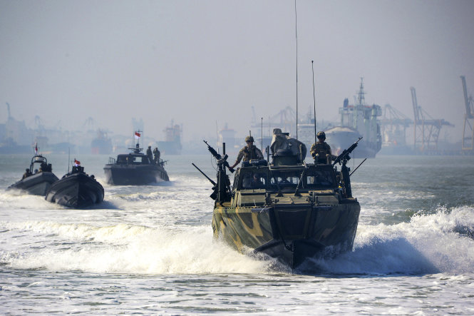 Lính hải quân Mỹ cùng đặc nhiệm hải quân Indonesia trong cuộc huấn luyện tại Surabaya, Indonesia hồi đầu tháng 8-2015. Mỹ thực hiện chương trình huấn luyện này với tám nước thuộc ASEAN và Bangladesh  - Ảnh: Defense.gov