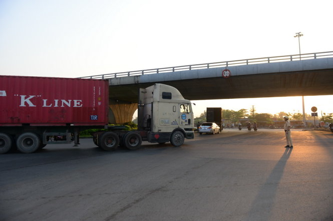 Các xe có tải trọng trên 5 tấn được chỉ dẫn đi vào đường cao tốc để về các tỉnh miền tây. Ảnh: Hữu Khoa