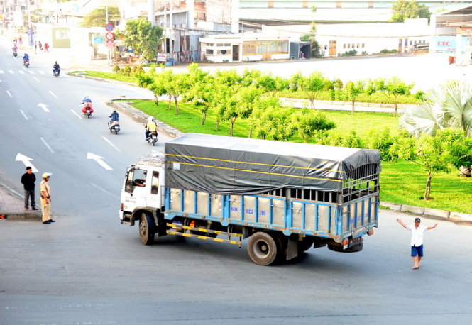 Ngày đầu cấm xe có tải trọng trên 5 tấn lưu thông vào quóc lộ 1 từ nút giao Bình Thuận đến giao lộ quốc lộ 1 với đường DT835 vào giờ cao điểm - Ảnh: Hữu Khoa