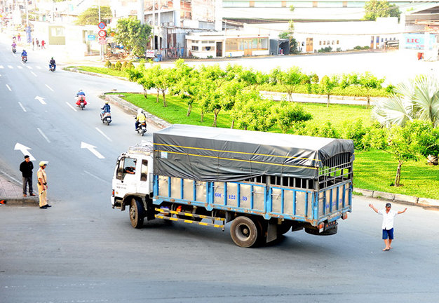 Ngày đầu cấm xe có tải trọng trên 5 tấn lưu thông vào quóc lộ 1 từ nút giao Bình Thuận đến giao lộ quốc lộ 1 với đường DT835 vào giờ cao điểm